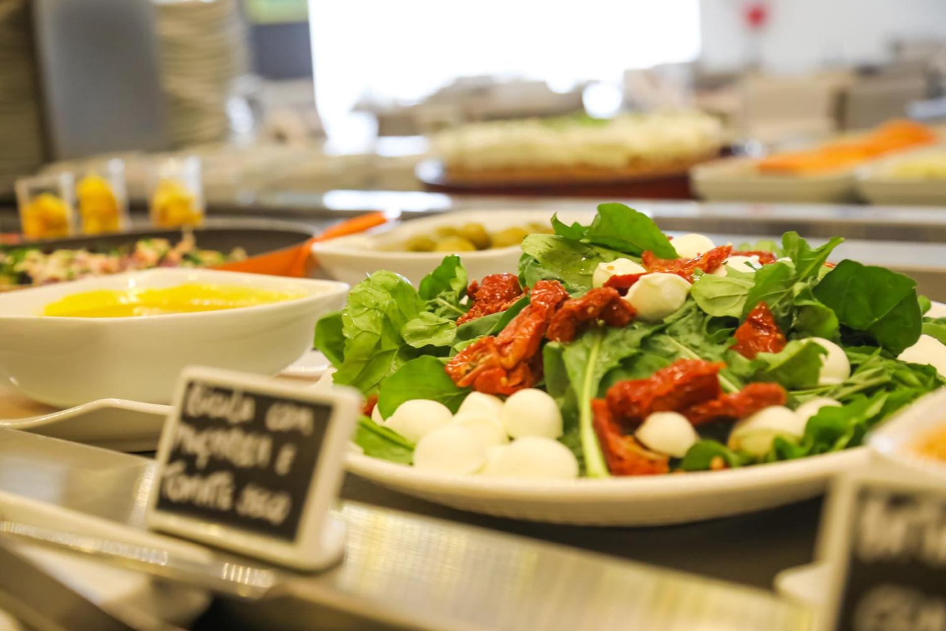 Tryp By Wyndham Ribeirao Preto Hotell Exteriör bild A salad with sun-dried tomatoes