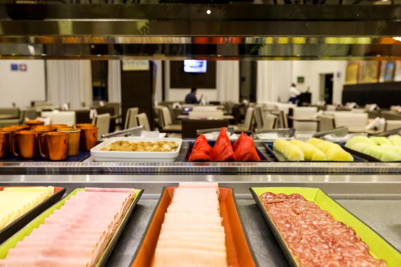 Tryp By Wyndham Ribeirao Preto Hotell Exteriör bild A buffet at a hotel