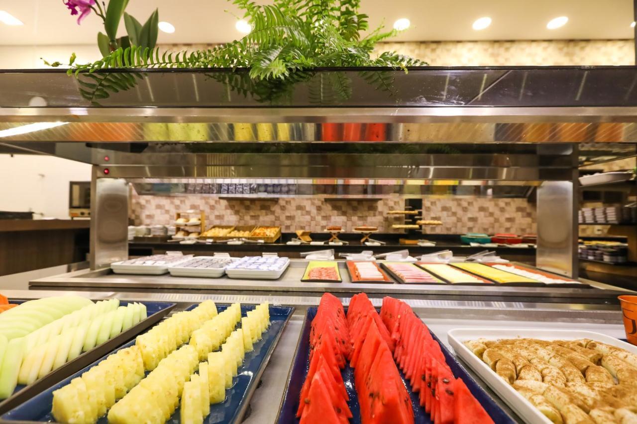 Tryp By Wyndham Ribeirao Preto Hotell Exteriör bild A buffet at a hotel
